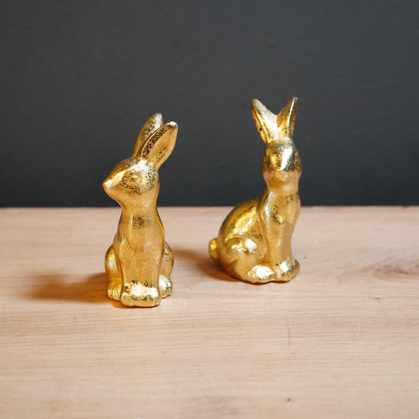 Hase sitzend gold